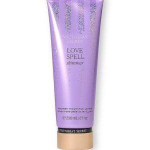 Loción corporal Victoria's Secret Love Spell Shimmer de 236 ml sobre fondo blanco.