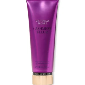 Vista frontal de la loción corporal Victoria's Secret Cashmere Fleur de 236 ml sobre fondo blanco.