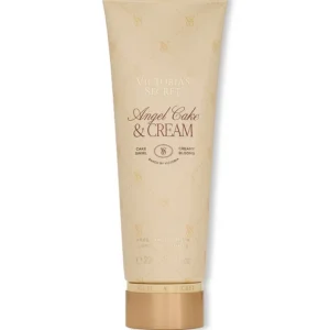 Vista frontal de la loción corporal Victoria's Secret Angel Cake & Cream de 236 ml sobre fondo blanco.