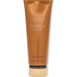 Vista frontal de la loción corporal Victoria's Secret Vanilla Lace de 236 ml sobre fondo blanco.