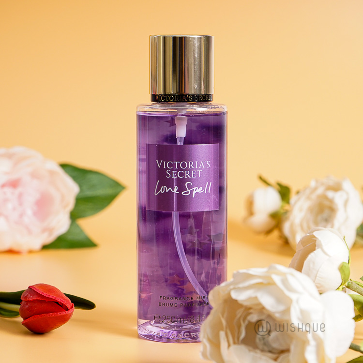 Body mist Victoria's Secret Love Spell de 250 ml con peonías blancas y una rosa roja.