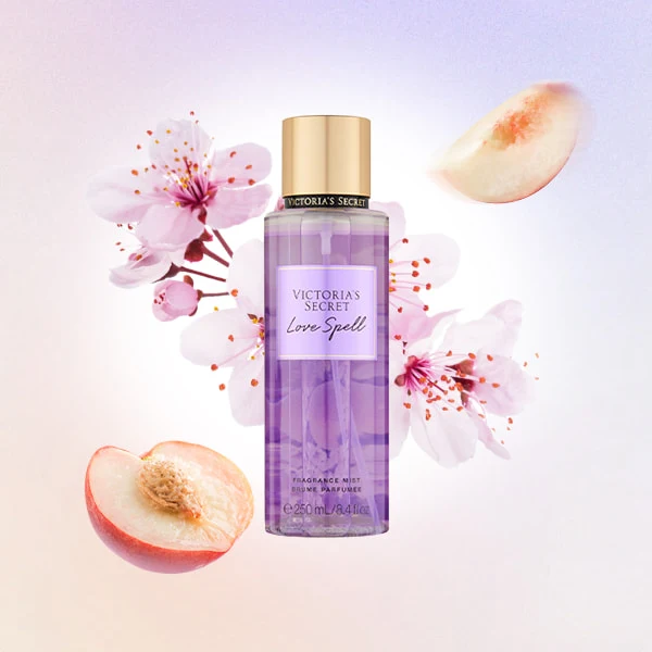 Gráfico promocional del body mist Victoria's Secret Love Spell con duraznos y flores de cerezo.