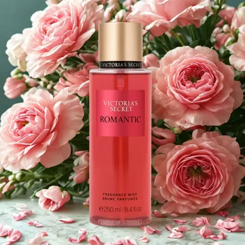 Frasco de 250 ml de mist corporal Victoria's Secret Romantic rodeado de flores rosadas.