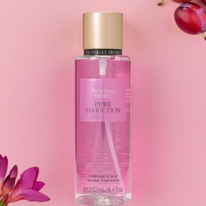 Body mist Victoria's Secret Pure Seduction de 250 ml en flat lay con ciruelas y flores rosadas.