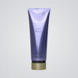 Tubo de loción corporal Victoria's Secret Love Spell de 236 ml sobre fondo claro.