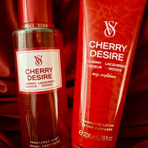 Mist corporal y crema corporal Victoria's Secret Cherry Desire sobre tela de satín rojo