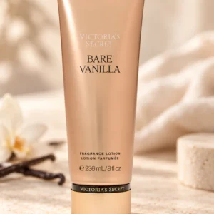 Loción corporal Victoria's Secret Bare Vanilla de 236 ml en estudio con flores blancas y vainas de vainilla.