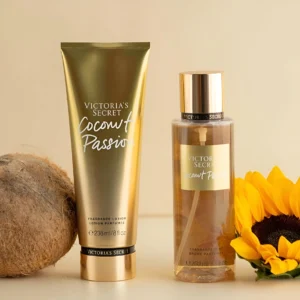 Set de body mist y loción Victoria's Secret Coconut Passion junto a un coco y un girasol.