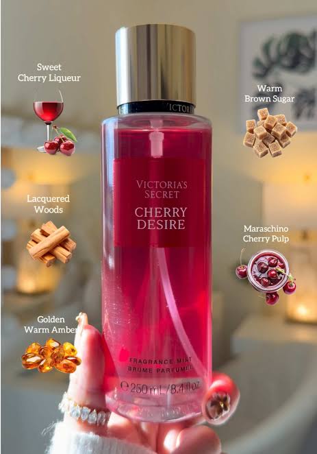 Mano sosteniendo el body mist Victoria's Secret Cherry Desire de 250 ml con infografía de notas olfativas.