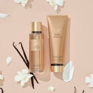 Flat lay del mist y loción corporal Victoria's Secret Bare Vanilla con flores blancas y vainas de vainilla sobre fondo beige.