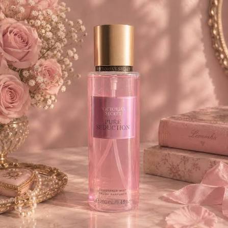 Body mist Victoria's Secret Pure Seduction de 250 ml sobre mármol con rosas, libros y bandeja dorada.