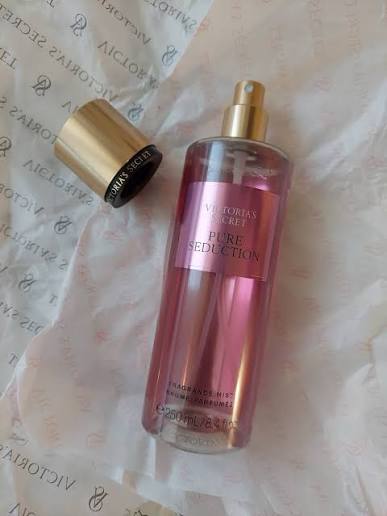 Body mist Victoria's Secret Pure Seduction de 250 ml sin tapa sobre papel de seda de la marca.