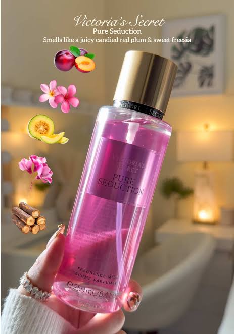Mano sosteniendo el body mist Victoria's Secret Pure Seduction con gráficos de notas olfativas.