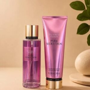 Set de body mist y loción corporal Victoria's Secret Pure Seduction sobre fondo beige con planta.