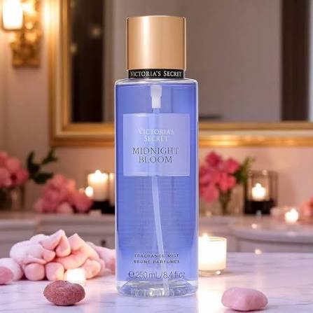 Body mist Victoria's Secret Midnight Bloom de 250 ml sobre tocador con velas y piedras rosadas.
