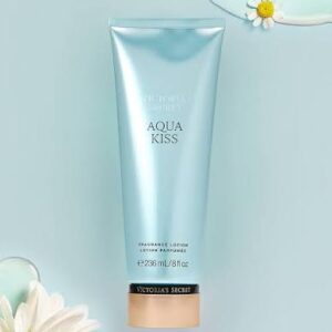 Loción corporal Victoria's Secret Aqua Kiss de 236 ml en flat lay sobre fondo azul claro con margaritas.