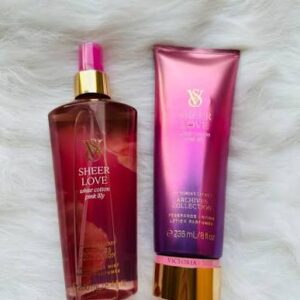Set de body mist y loción Victoria's Secret Sheer Love sobre superficie blanca esponjosa.