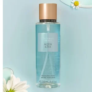 Body mist Victoria's Secret Aqua Kiss de 250 ml sobre fondo azul claro con una margarita.