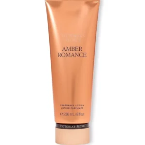 Vista frontal de la loción corporal Victoria's Secret Amber Romance de 236 ml sobre fondo blanco.