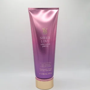 Vista frontal de la loción corporal Victoria's Secret Sheer Love de 236 ml sobre fondo blanco.