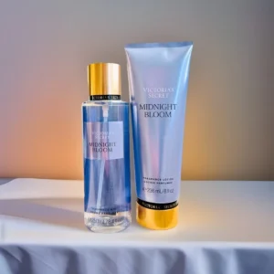 Set de body mist y loción corporal Victoria's Secret Midnight Bloom sobre fondo blanco.