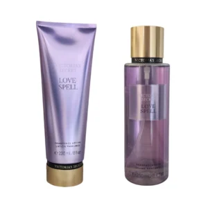 Body mist y loción corporal Victoria's Secret Love Spell sobre fondo blanco.
