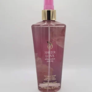 Botella de body mist Victoria's Secret Sheer Love de 250 ml sobre fondo blanco.